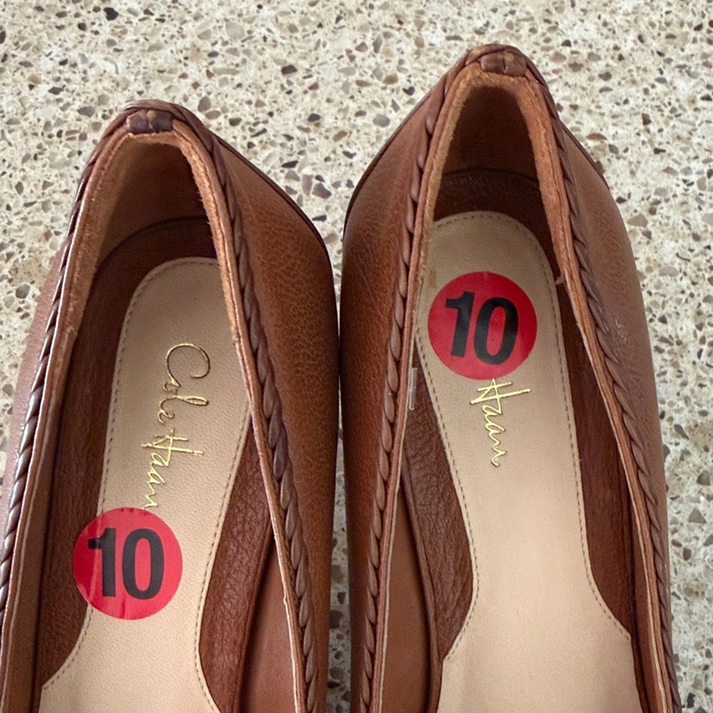 Cole Hann two-tone kitten heel shoe - Picture 3 of 6